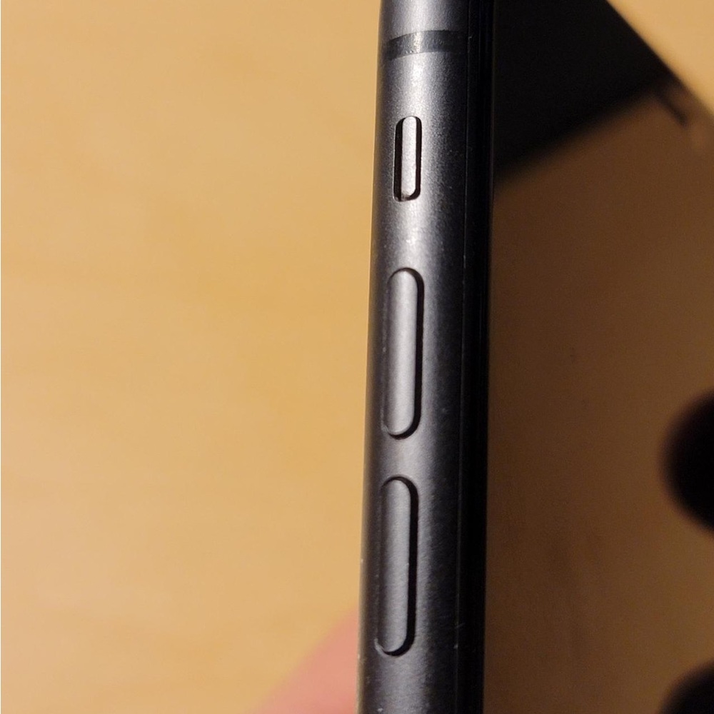 Apple iPhone 11 64GB unlocked in Black - Picture 5 of 7